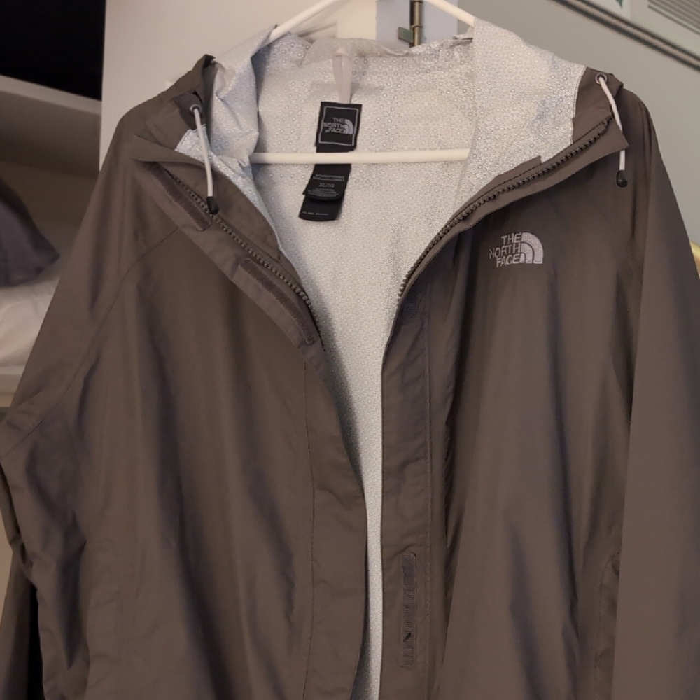 The North Face Gray Windbreaker Jacket (Can Be worn By Men Or Women). Like New